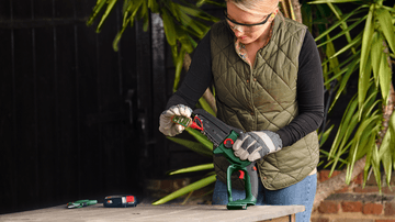 Bosch Sierra de poda a bater�a compacta EasyChain 18V-15-7 (Para cortar madera)